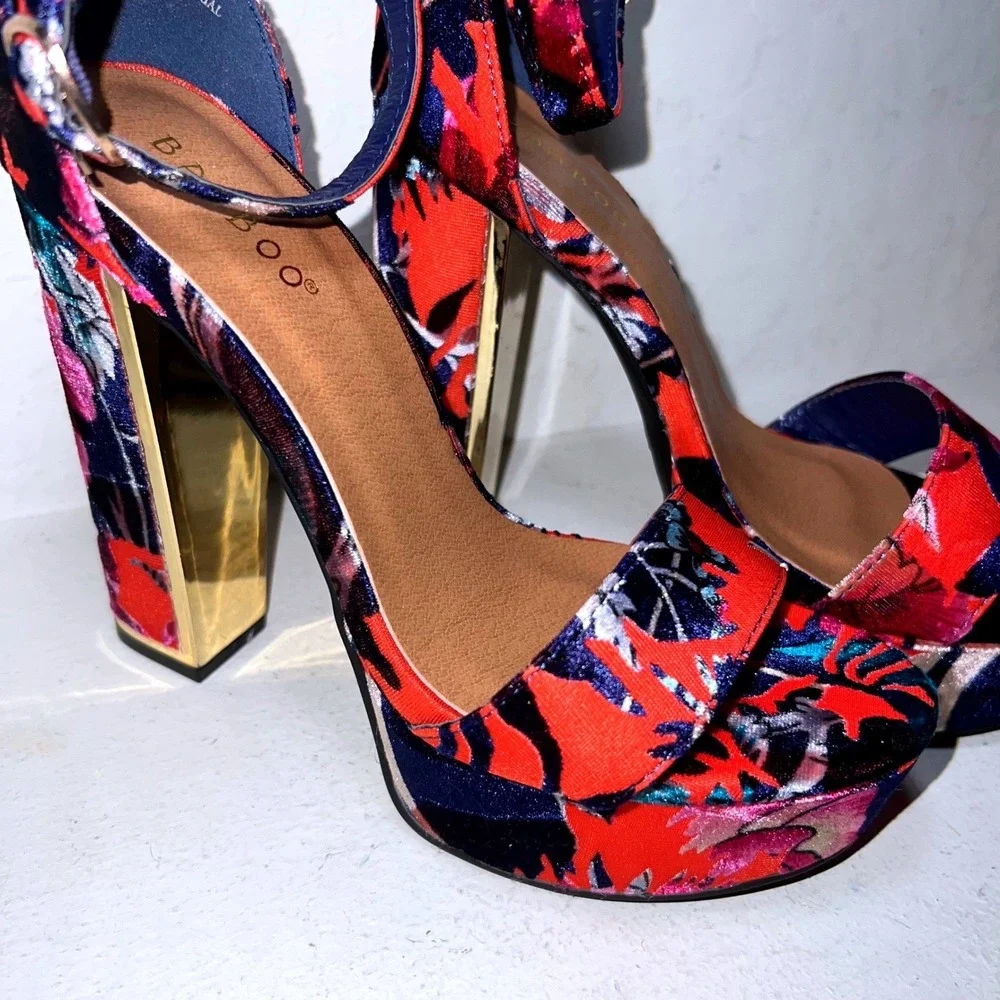 Bamboo Inclined Womens Tropical Floral Velvet Platform Block Heel Sandals size 6